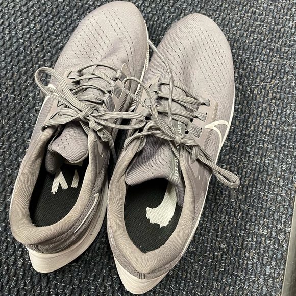 nike running shoes - Picture 2 of 4